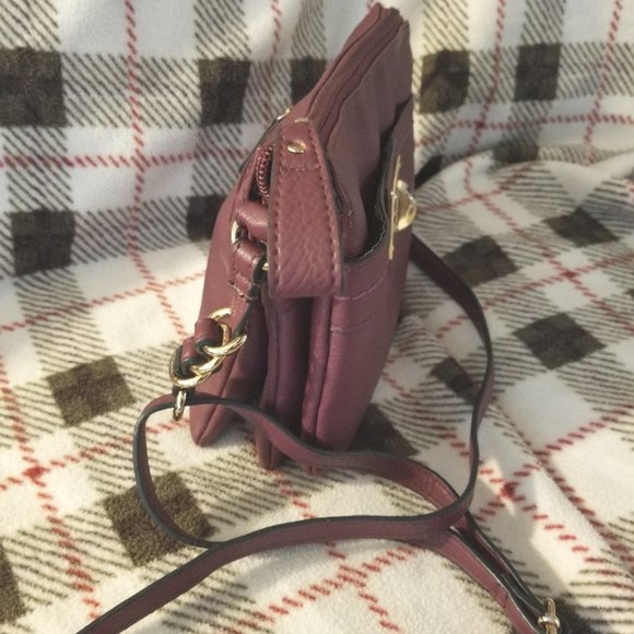 Medium maroon ladie's shoulder strap faux leather purse - Picture 3 of 8